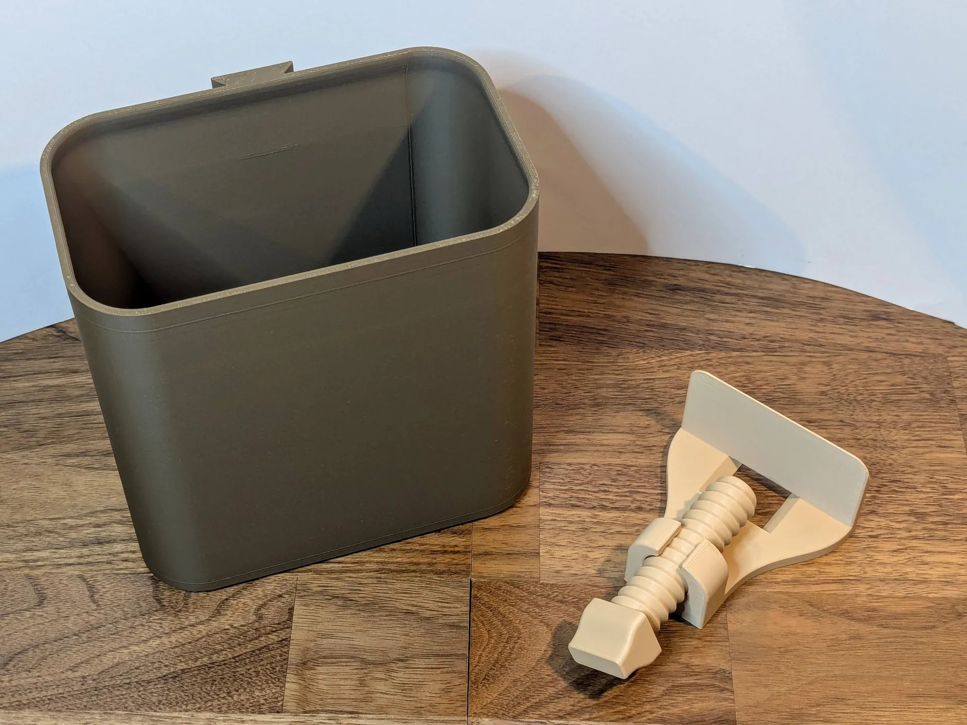 Desk Clamp Trash Bin, Slide-Off Removable Mini Waste Basket for Desk or Table - Image 4
